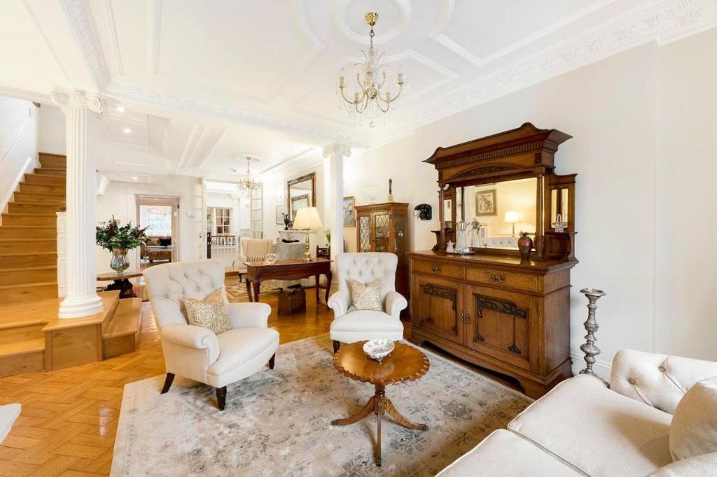 Royal Victorian Regency Palace * Londen